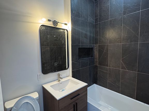2nd image of 839 S Jackson St #5