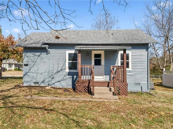 702 E Shawnee St, Paola, KS 66071