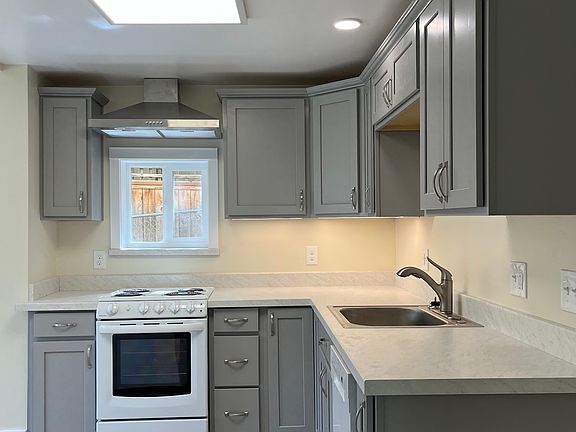 3rd image of 493 Fairview St #3