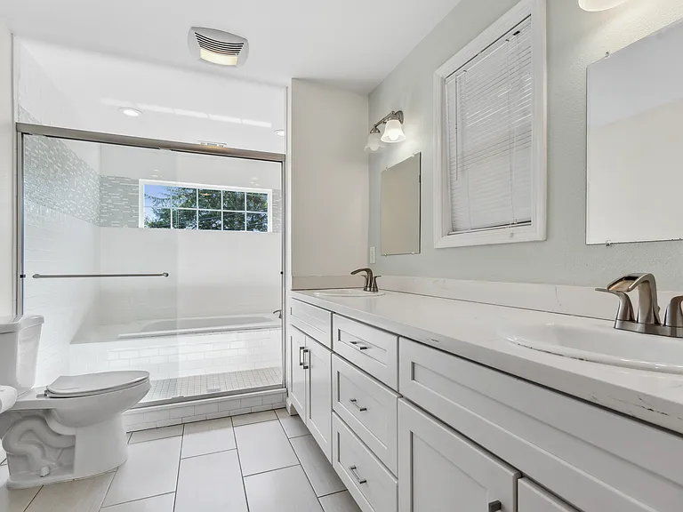 Spa bathroom - 2 sinks. Shower and jet tub combo
