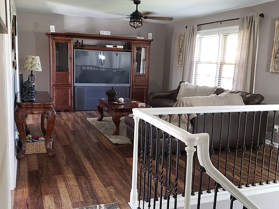 Upstairs living room 22'x14 