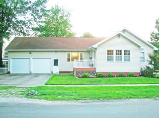 223 S Spruce St, Arthur, IL 61911