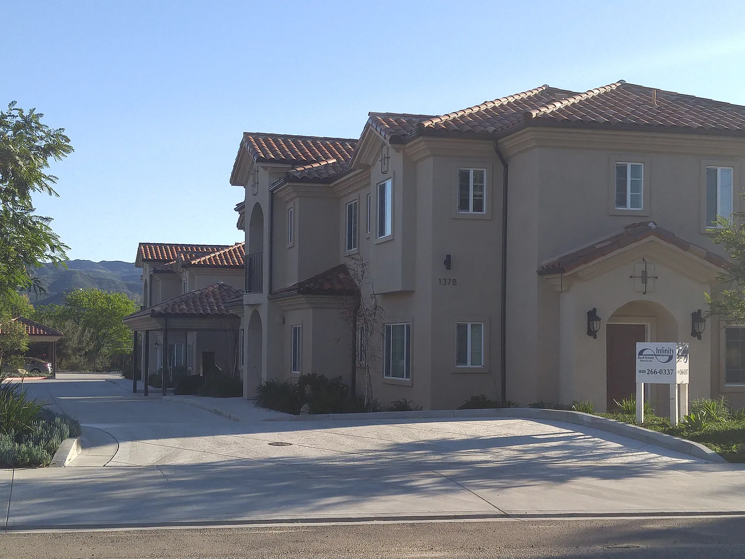 2 bed, 800 sqft, $2,450 — Photo 1
