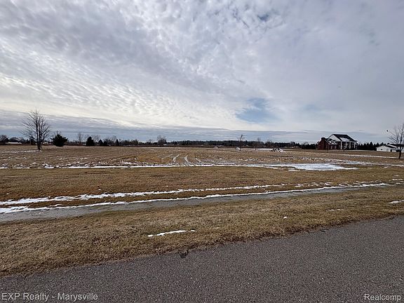 2nd image of 1 Putt R Dr