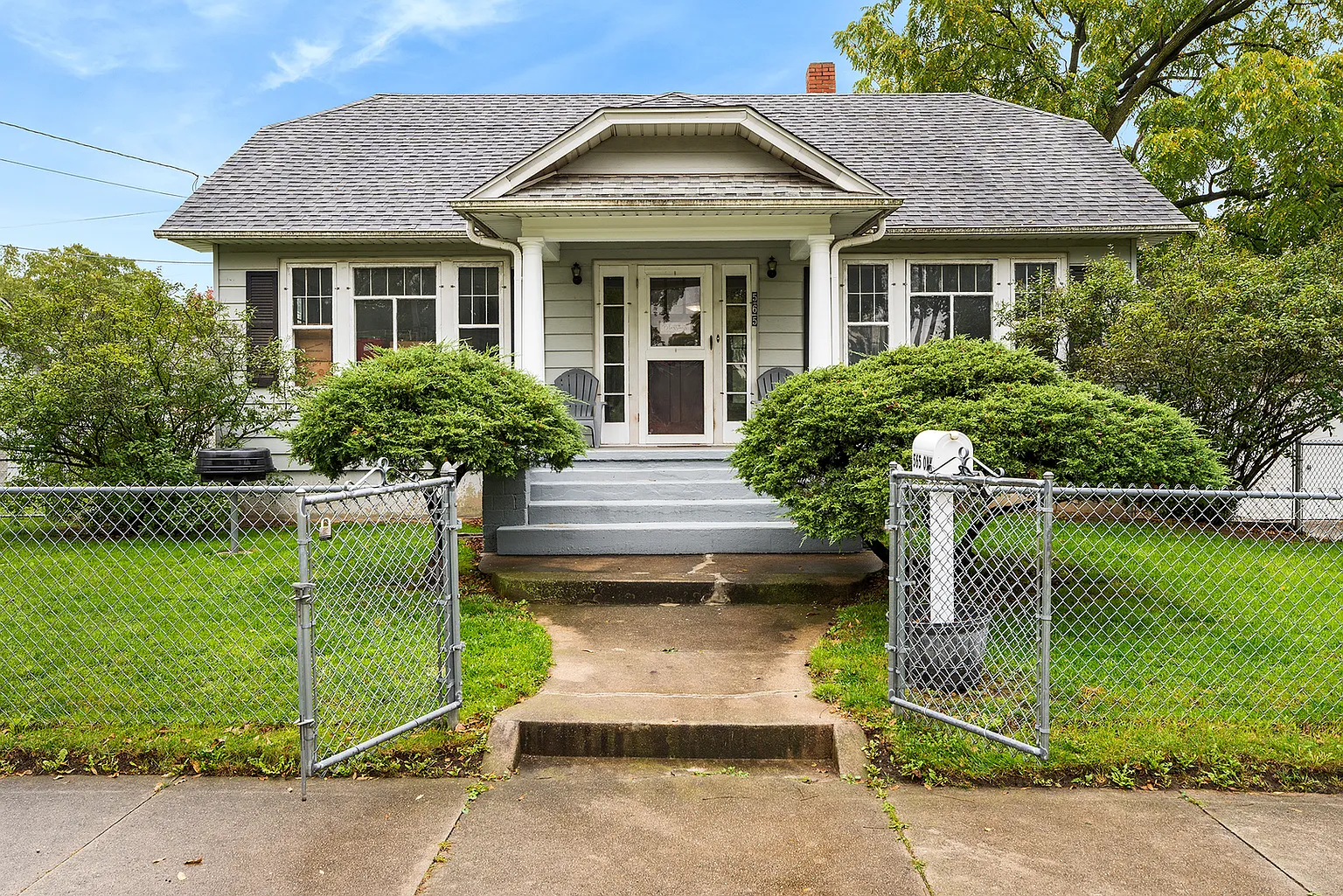 565 Oak St photo 1