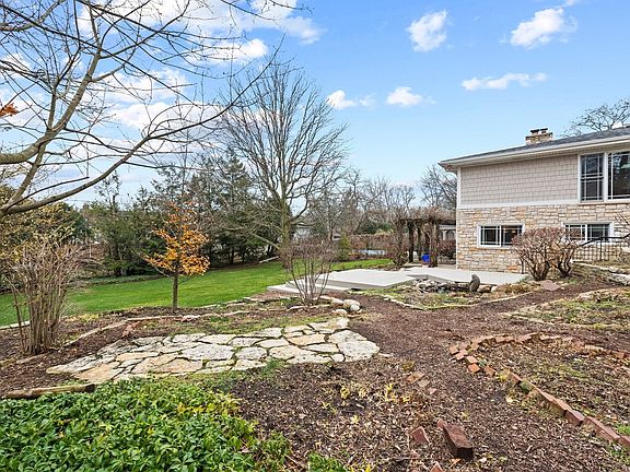 4th image of 22W351 Elmwood Dr