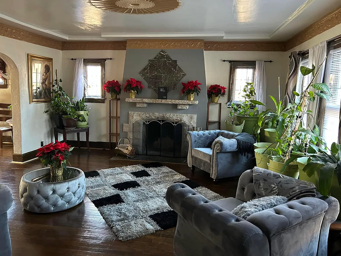 4 bed, 2200 sqft, $2,400 — Photo 2