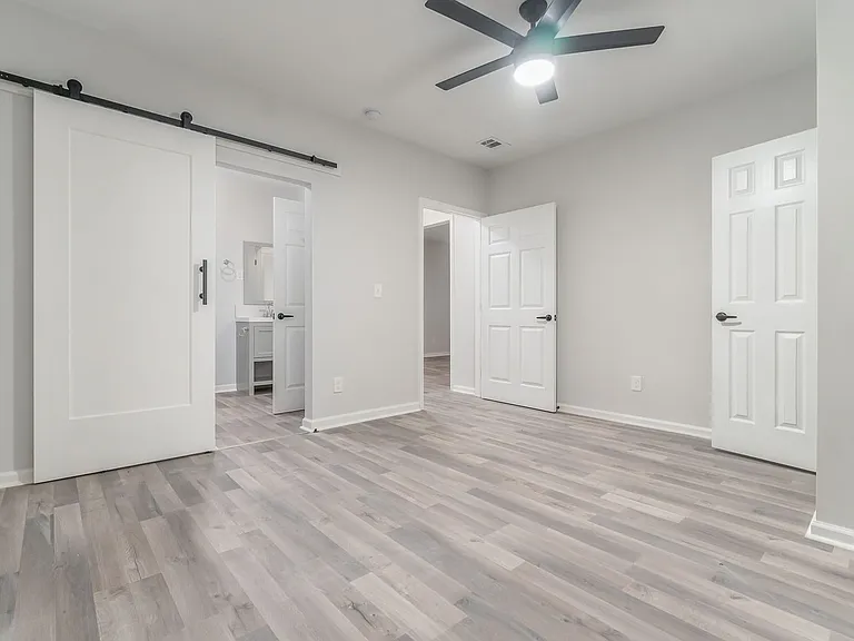 745 Greenwood Ln SW — Photo 2