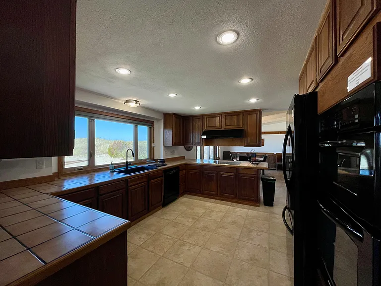 NW Oceania Dr — Photo 15
