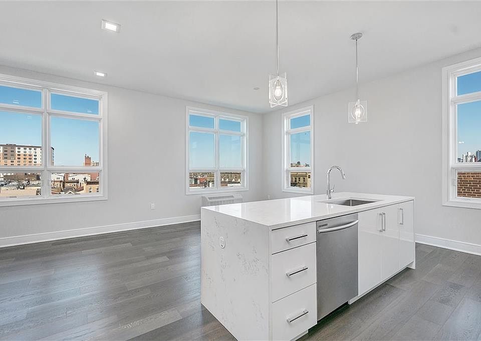 1st image of 119 Peter St #509