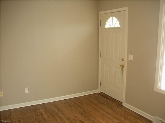 3rd image of 832 Livermore Ln
