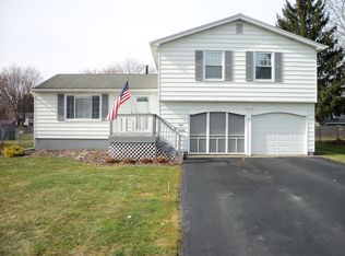 8 Lowell Rd, Liverpool, NY 13090