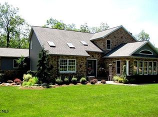 207 Sylvan Oakes Dr, Hollidaysburg, PA 16648