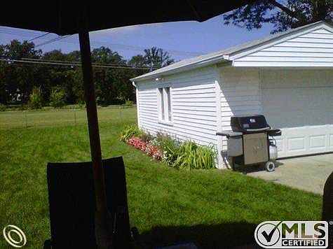 Garage w new siding.jpg