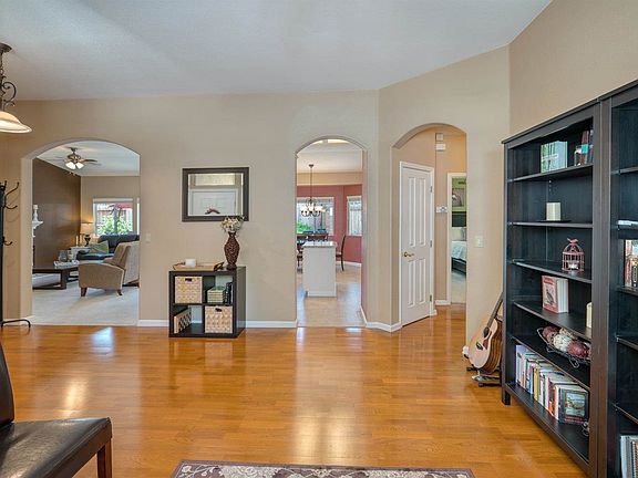 5th image of 19 Promenade Ct