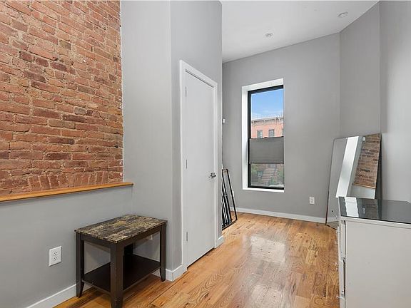 3rd image of 240A Vernon Ave APT 2R