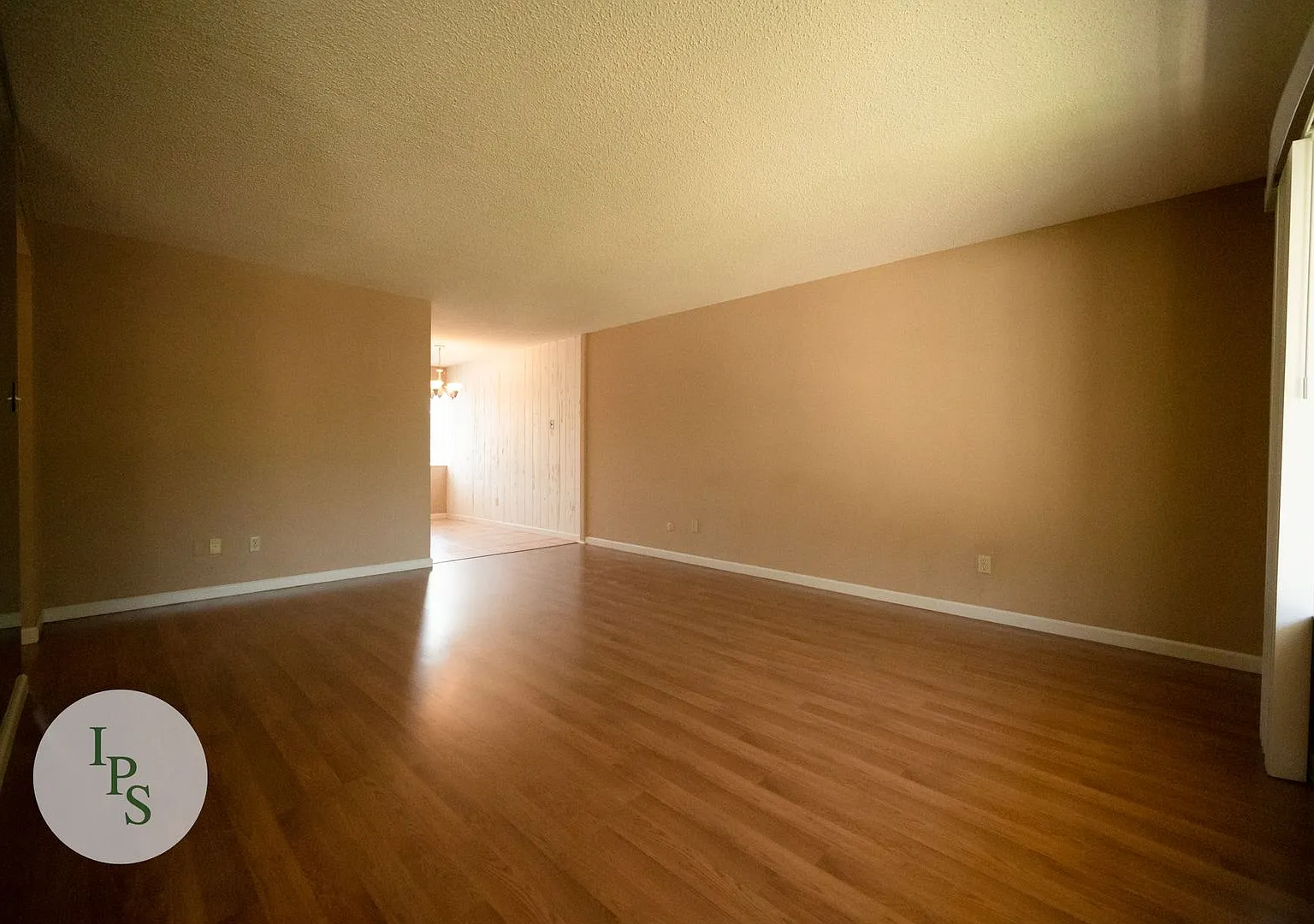 Move in by September 1st and get the rest of August FREE! - Fig Garden TownHome, 2BR/1BA Great lo... — Photo 4