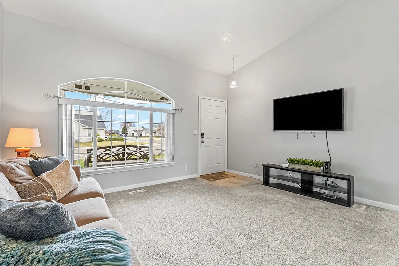 3 bed, 2.0 bath, $5,320 — Photo 2