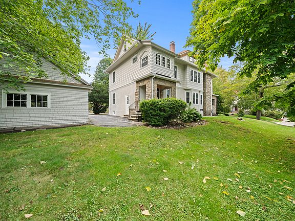 3rd image of 11 Roseland Rd #2
