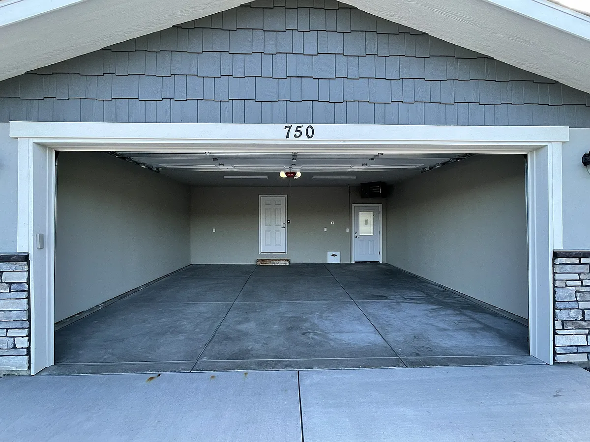 View of the garage - 750 Fig St