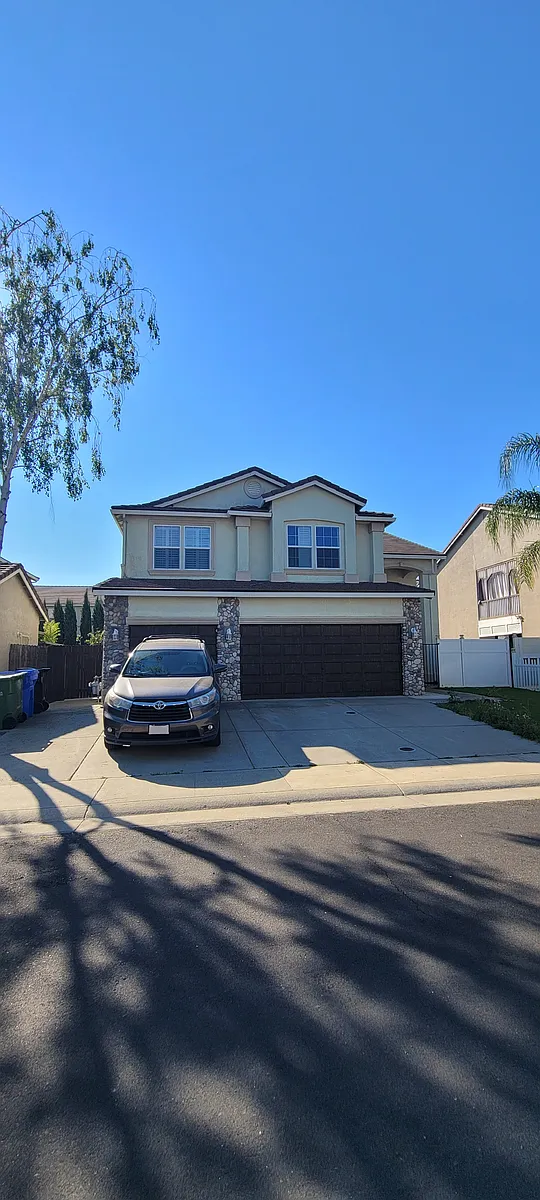 Photo 1 of 8 - Willow Pond Cir - Elk Grove, CA Primary Photo - Willow Pond Cir