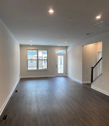 4th image of 6145 Dock St