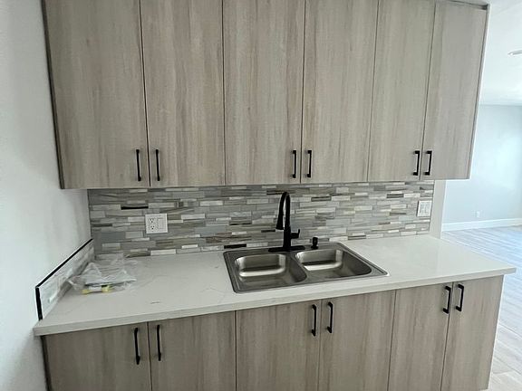 5th image of 7337 Woodley Ave #5