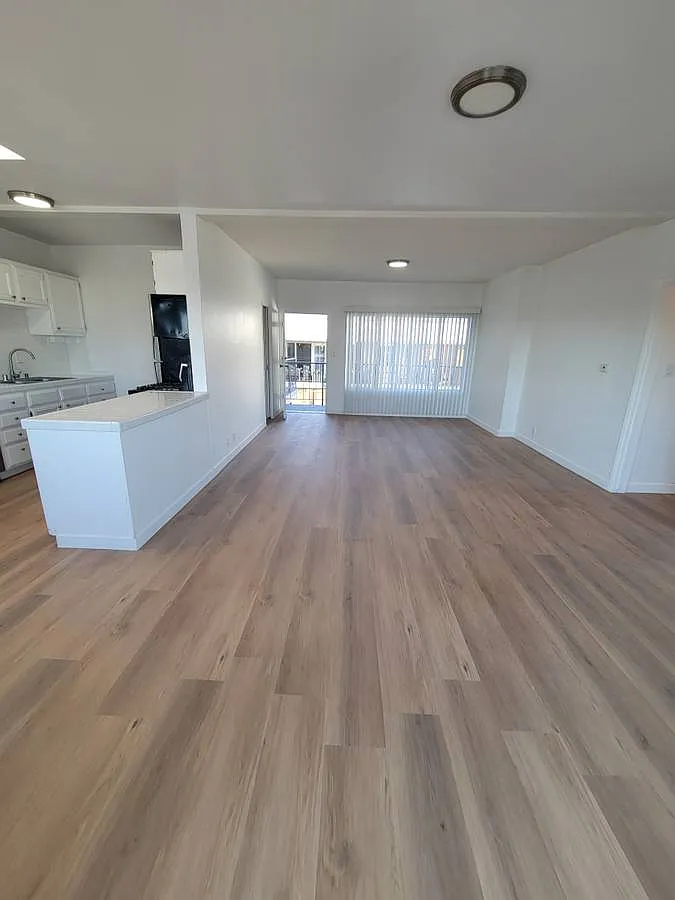 Gorgeous Top Floor 1 Bedroom Apartment — Photo 1
