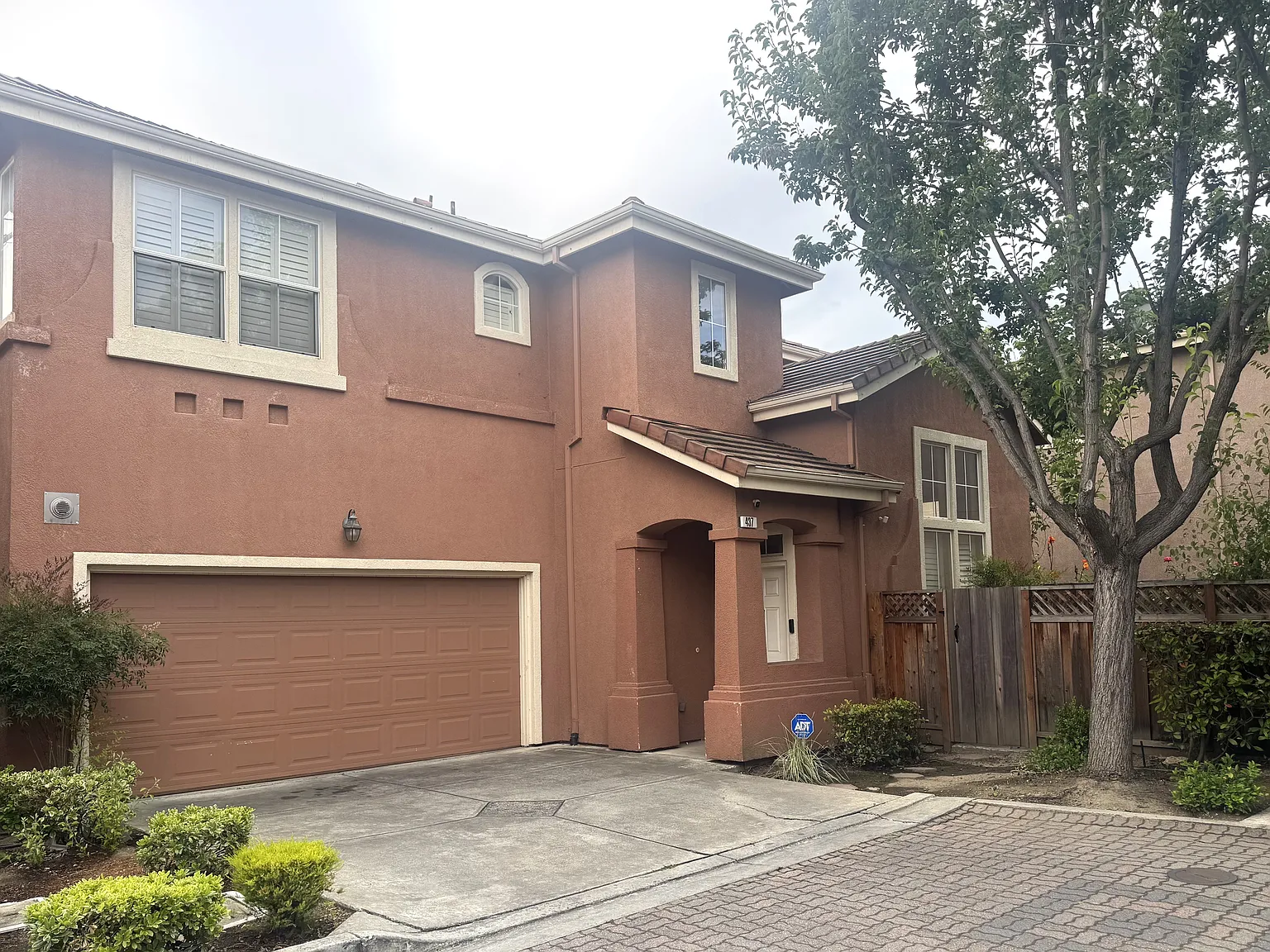 437 Kent Dr — Photo 1
