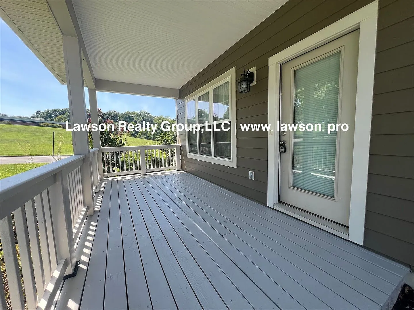 Newer Construction Cottage with Double Car Garage — Photo 3