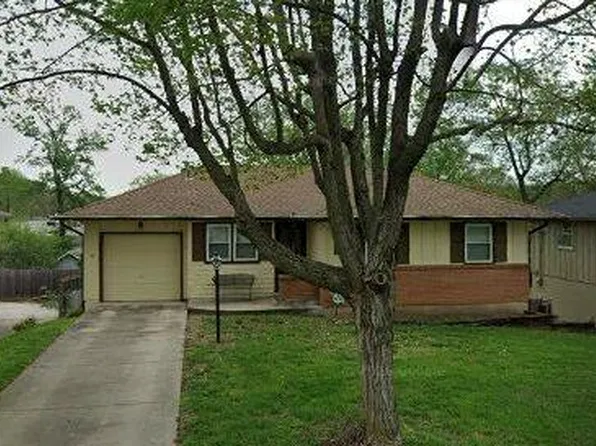 8207 Kenwood Ave, Kansas City, MO 64131
