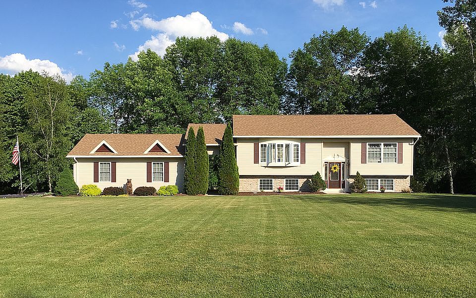 1st image of 11 Old Farm Cir