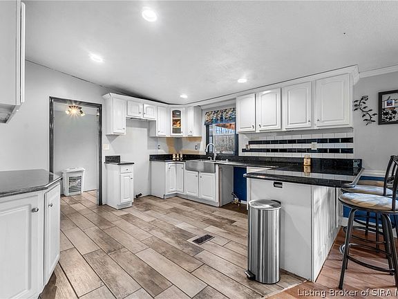 3rd image of 1619 McIntyre Road