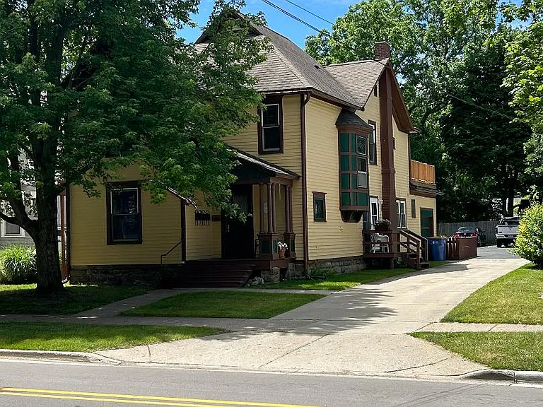 231 College Ave NE — Photo 1