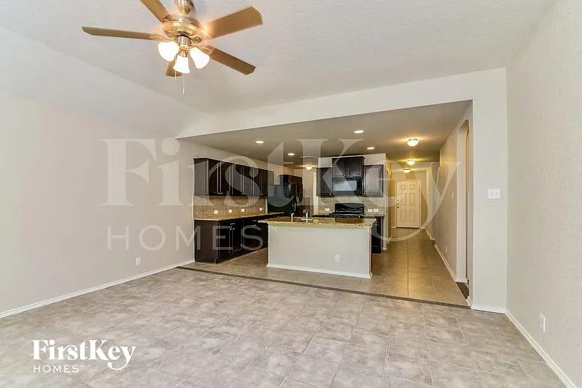 5 bed, 2.5 bath, 2588 sqft, $2,025 — Photo 2
