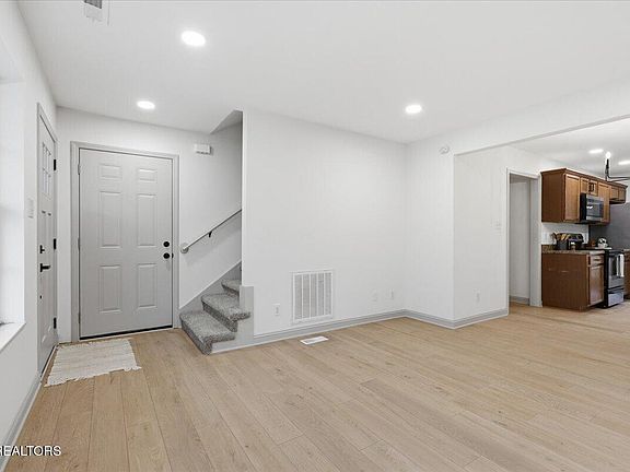 4th image of 975 Norwood Village Ln