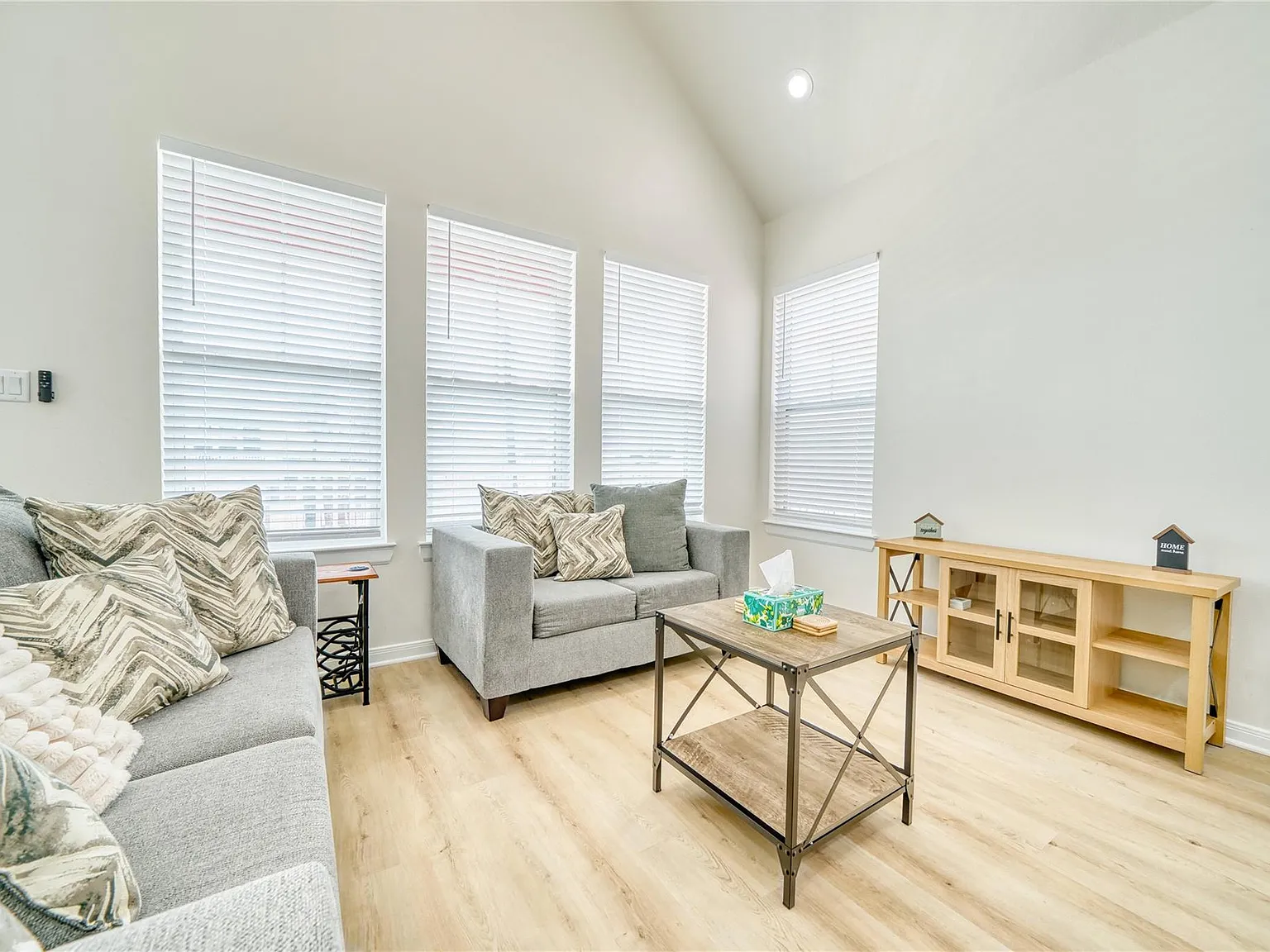 2 bed, 2.0 bath, 1170 sqft, $2,650 — Photo 2