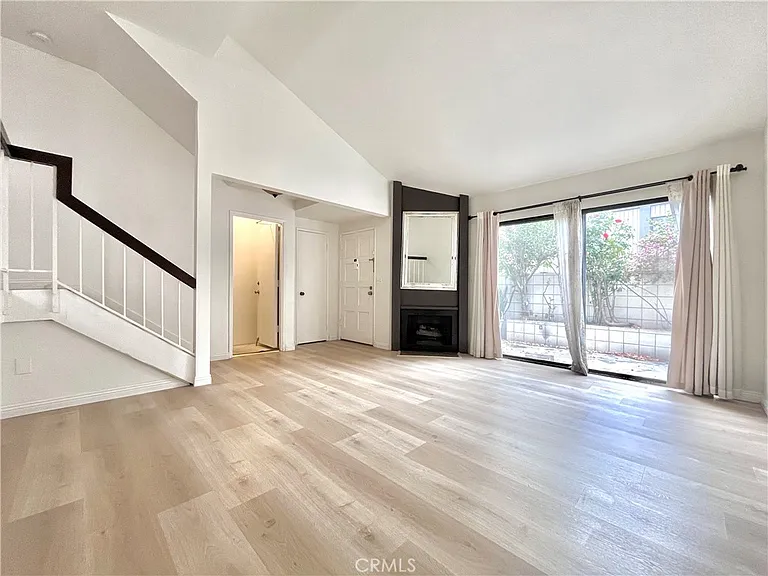 598 W Huntington Dr #C — Photo 2