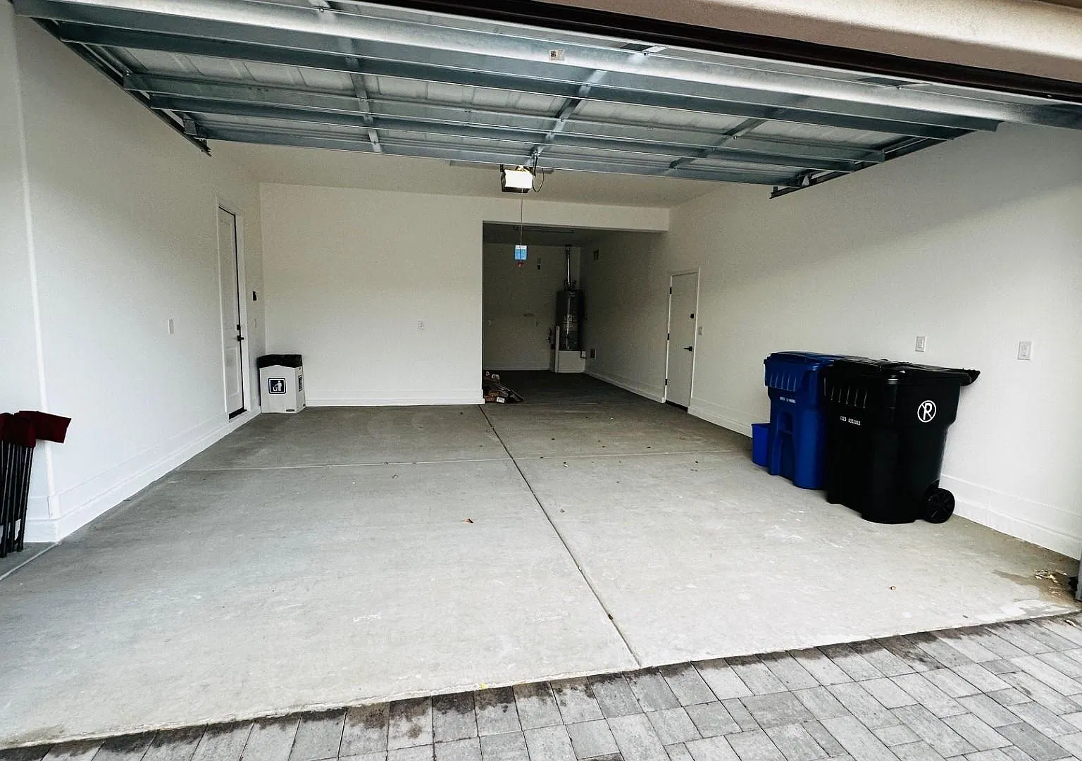 4 bed, 2638 sqft, $2,990 — Photo 3