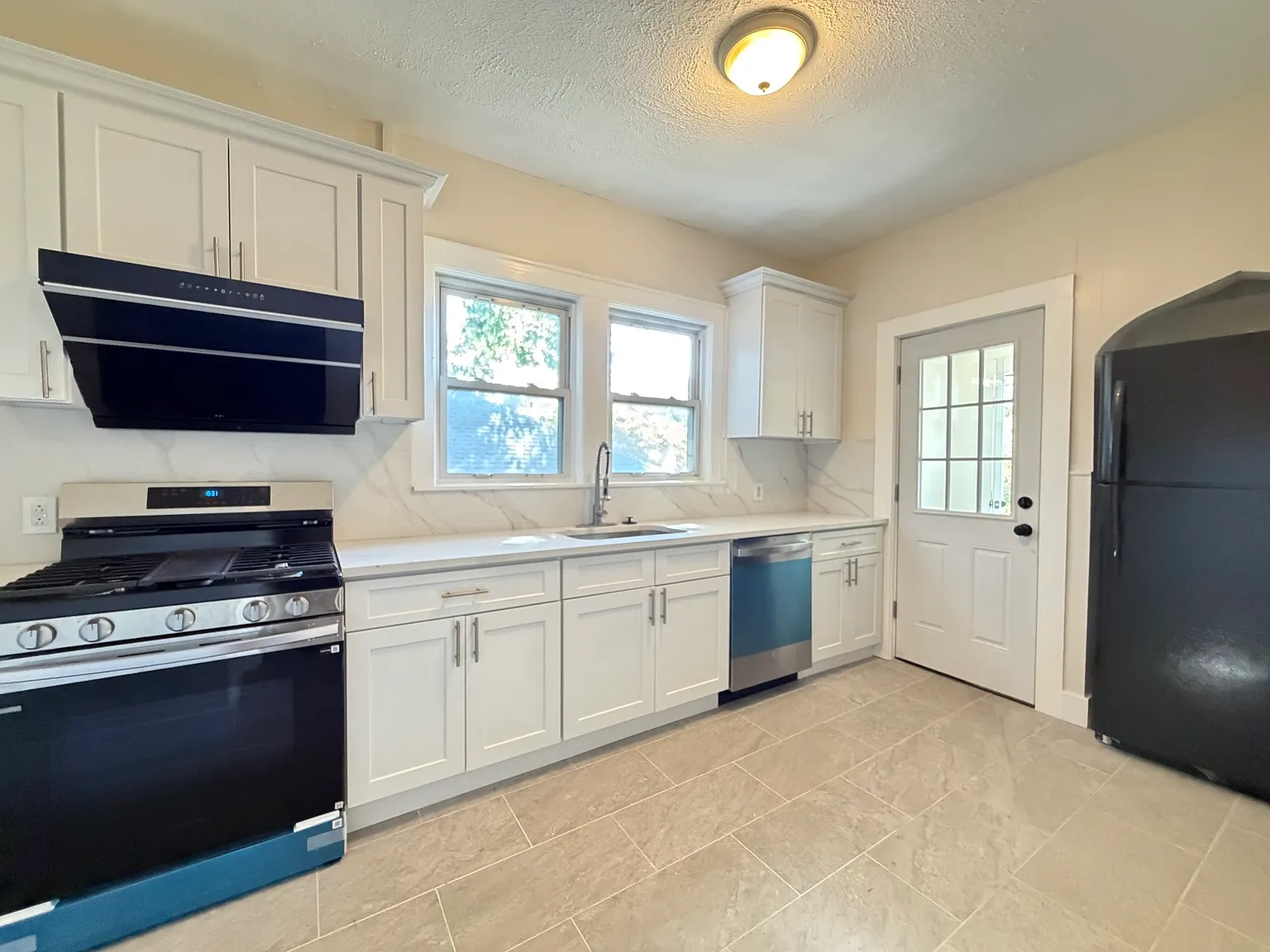 2 bed, 1.0 bath, 1200 sqft, $2,500 — Photo 2