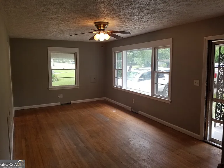 16 Rooney Rd SW — Photo 2