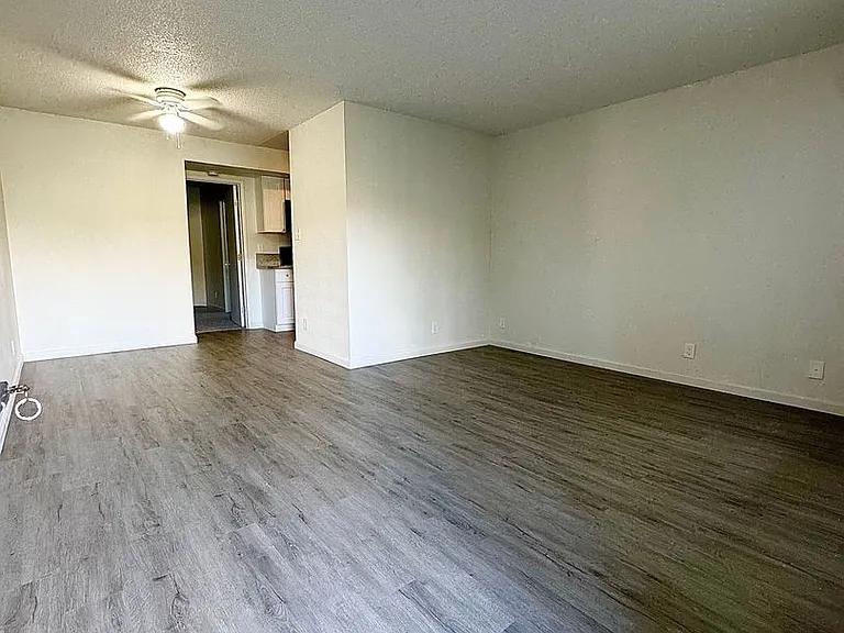 1425 Magnolia Ave — Photo 3