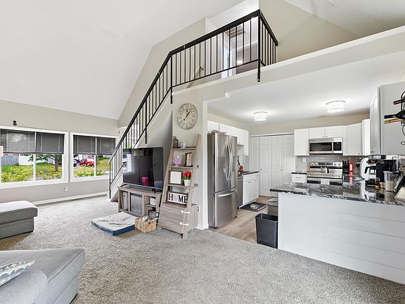 5th image of 30 Pershing Ln