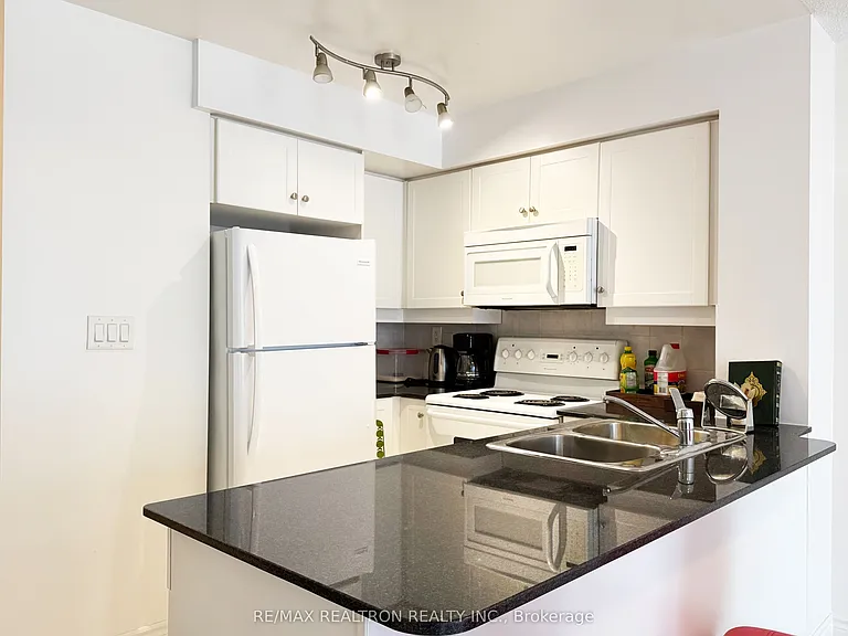 19 Barberry Pl #416 — Photo 7