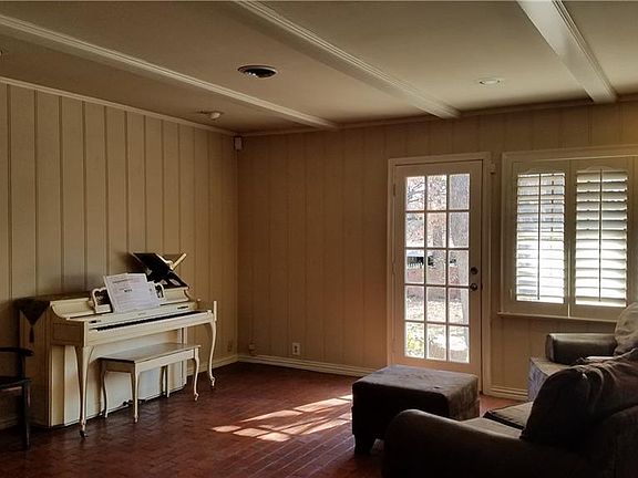 2nd image of 1222 Emerson Ln