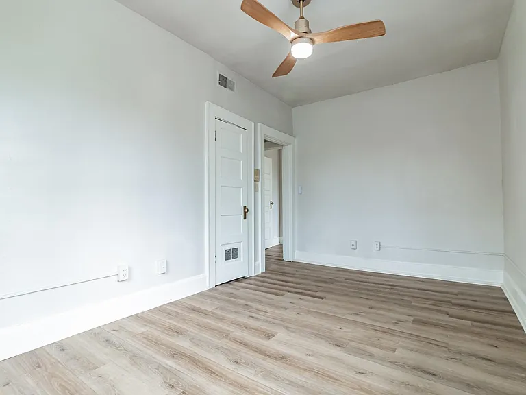 410 SE Riverside Dr #4 — Photo 6