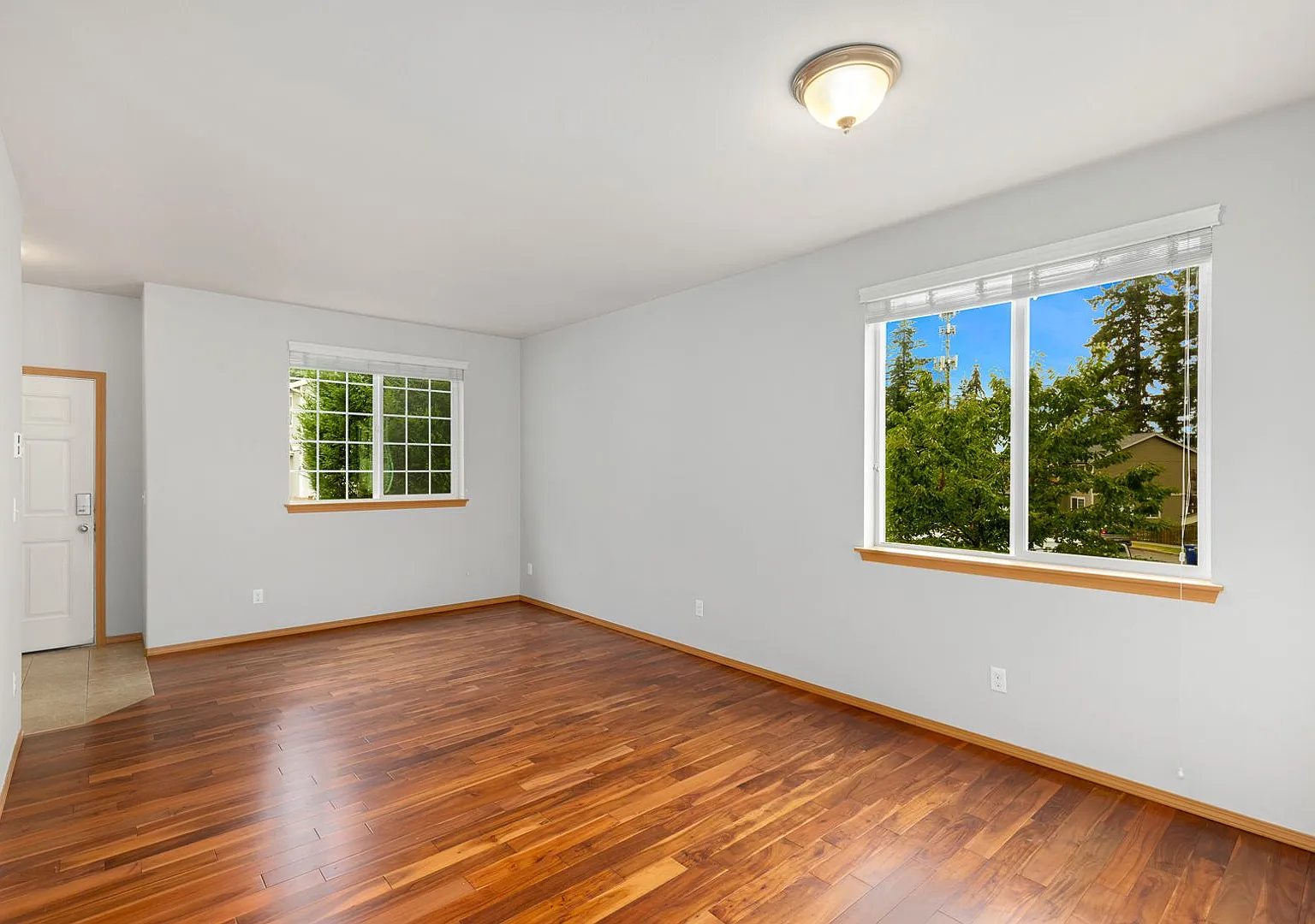 Bothell 4 Bedroom 2.5 Bath - Great Yard 2 Car Garage — Photo 3