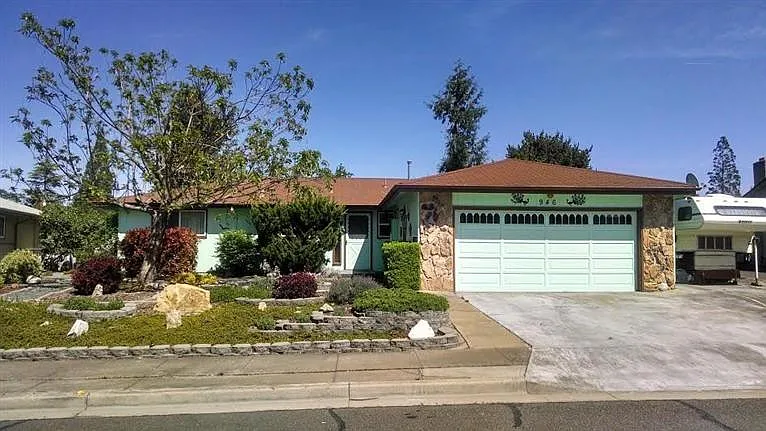 946 Crest Dr photo 1