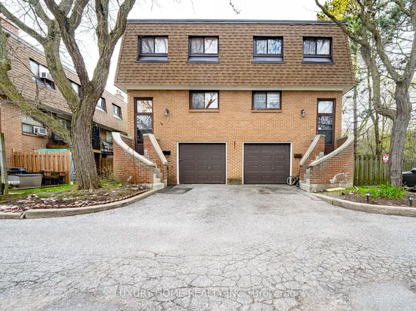 100 Henderson Ave #2, Markham, ON L3T 2K8