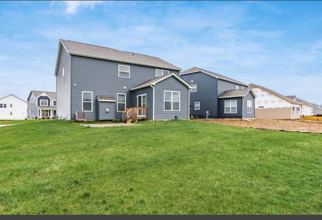 4 bed, 2.5 bath, 2735 sqft, $4,000 — Photo 4